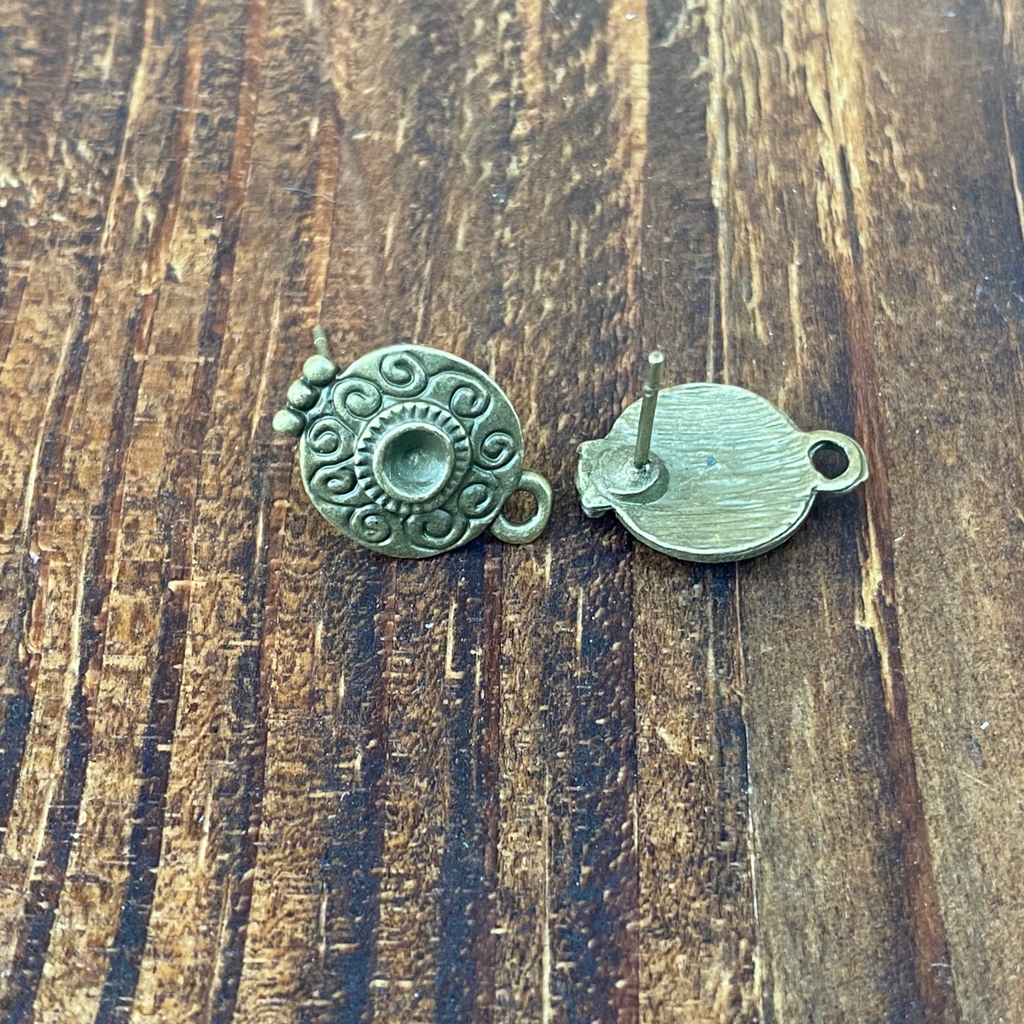 A4C3D Antique Bronze Alloy Flower Earstud With Closed Loop