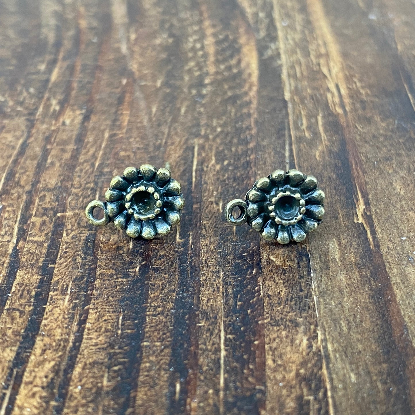 A9RF2M Antique Bronze Alloy Flower Earstud With Closed Loop