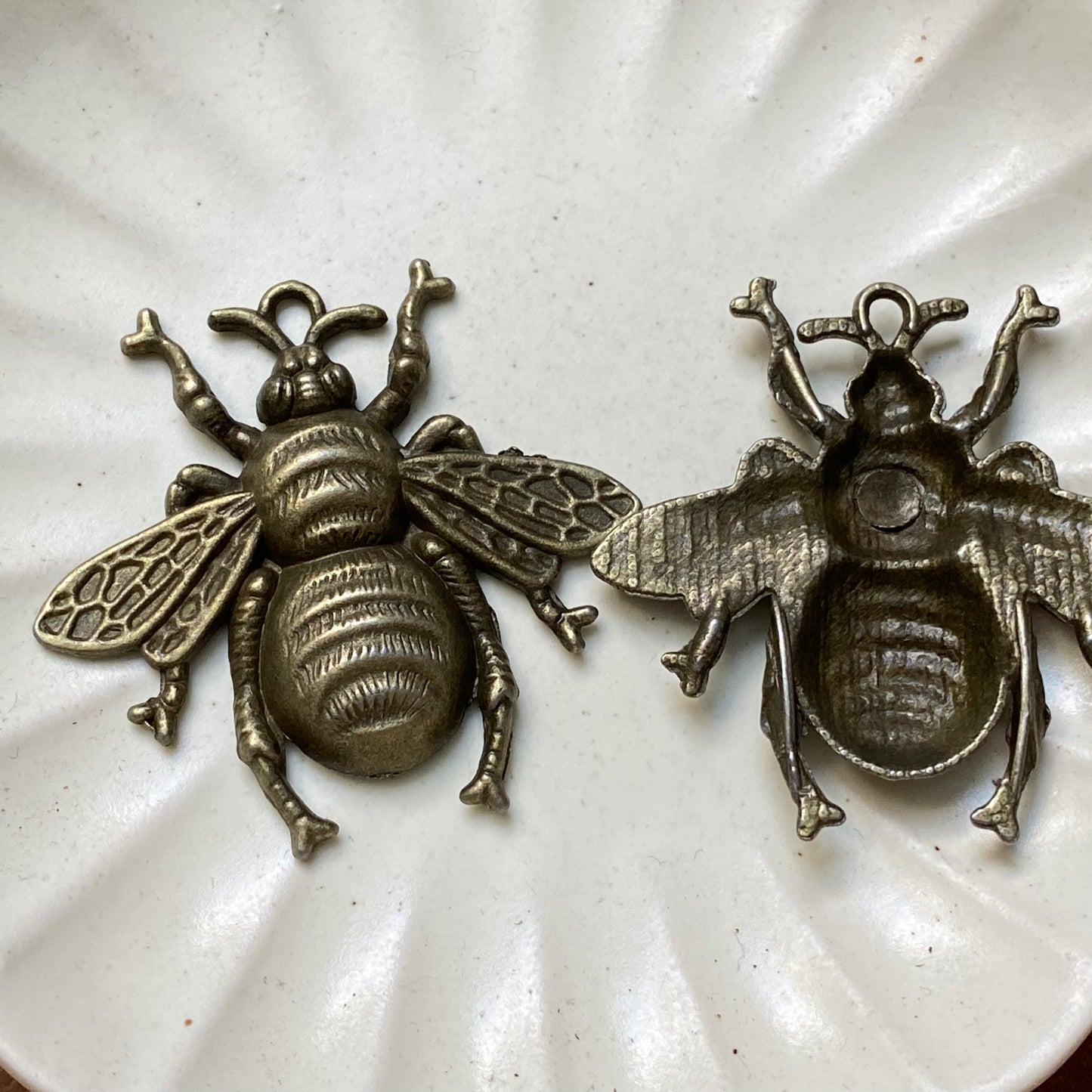 Alloy Bee Charm Pendant in Antique Silver 40x38mm